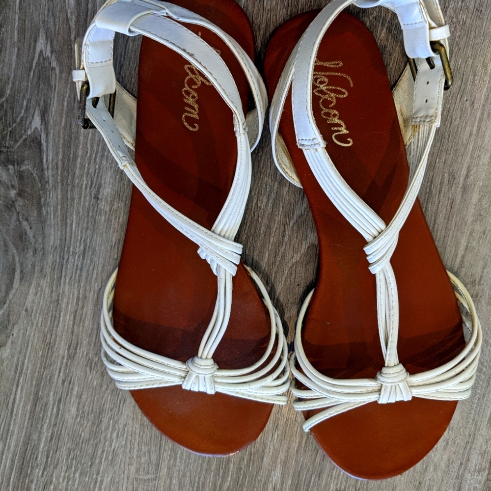 Volcom White Leather Strappy Sandals Summery and Beachy size 7.5